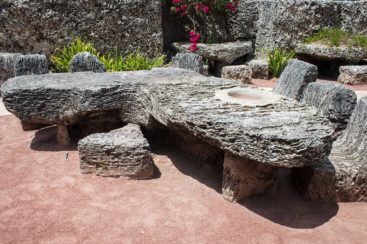 Có rất nhiều tiểu sử và thuyết âm mưu về chủ đề này được lan truyền trên internet. Chúng đều có ý tưởng riêng: Có người cho rằng, Ed Leedskalnin hát cho những tảng đá bay lên; hoặc anh ấy nhận được sự hỗ trợ của người ngoài hành tinh; hoặc là đã "sử dụng từ tính". Ảnh: @Ex Utopia.