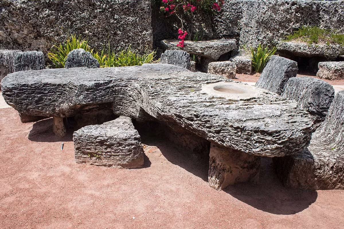 Có rất nhiều tiểu sử và thuyết âm mưu về chủ đề này được lan truyền trên internet. Chúng đều có ý tưởng riêng: Có người cho rằng, Ed Leedskalnin hát cho những tảng đá bay lên; hoặc anh ấy nhận được sự hỗ trợ của người ngoài hành tinh; hoặc là đã "sử dụng từ tính". Ảnh: @Ex Utopia.