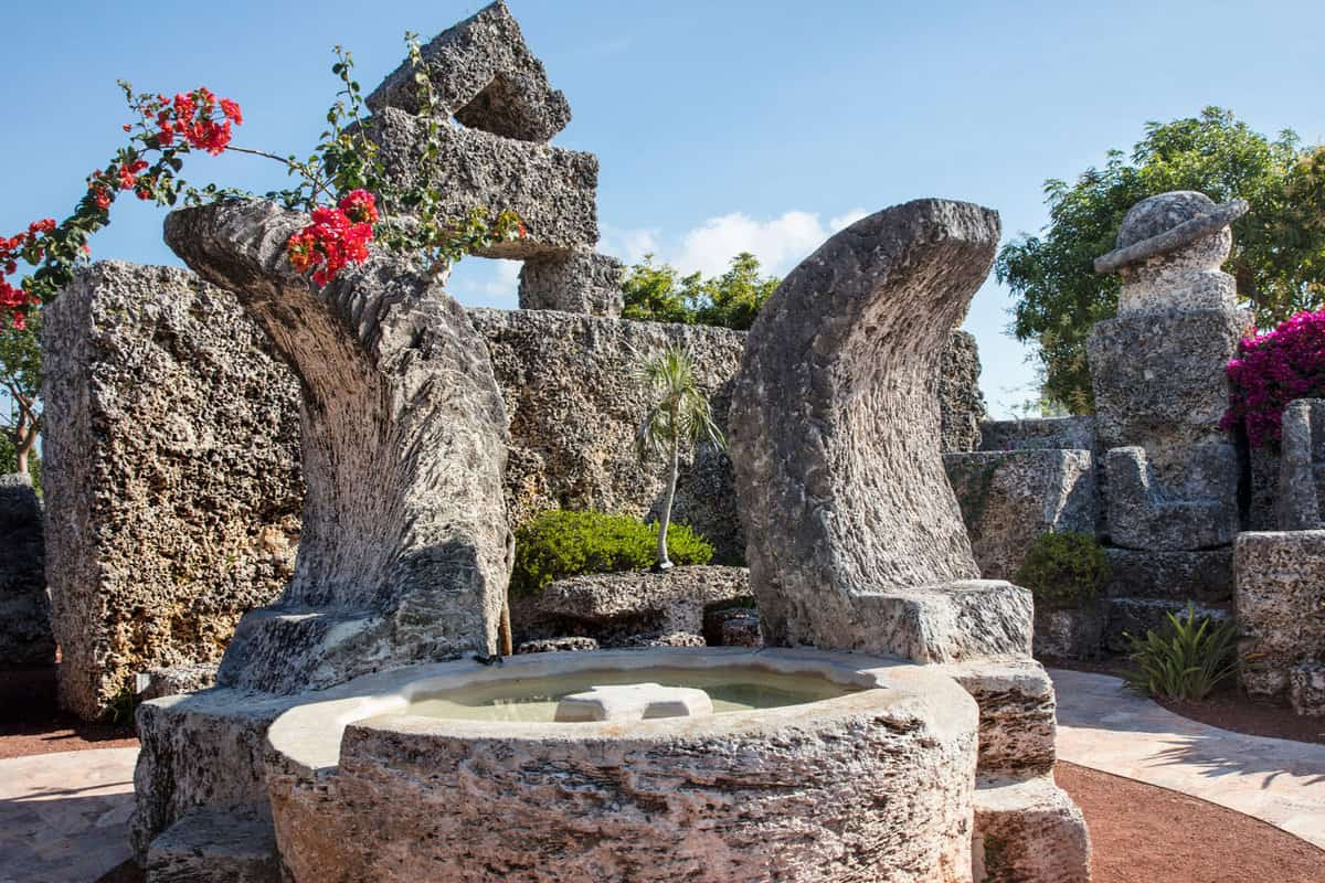 Điều này dẫn đến nhiều suy đoán rằng, Ed Leedskalnin đã sử dụng một số sức mạnh ma thuật hoặc cổ xưa để di chuyển những tảng đá khổng lồ này. Ảnh: @Trip Memos.