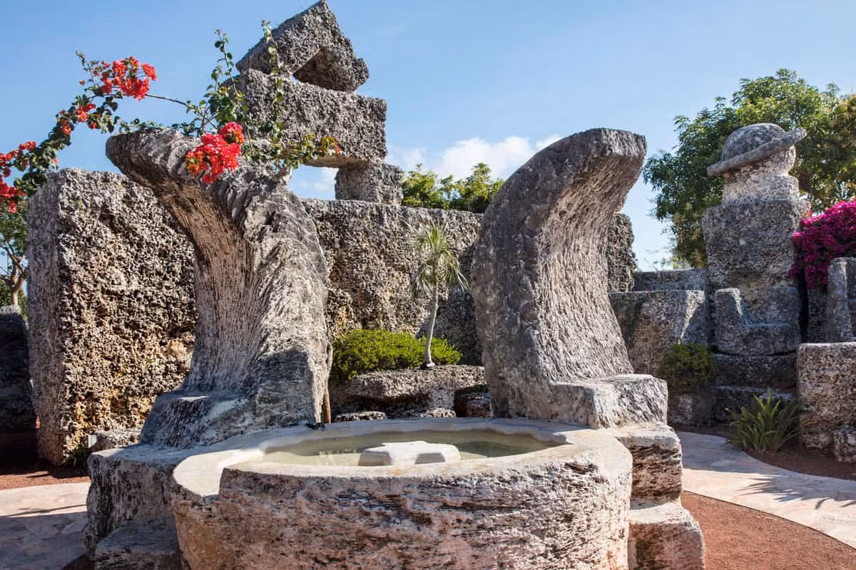 Điều này dẫn đến nhiều suy đoán rằng, Ed Leedskalnin đã sử dụng một số sức mạnh ma thuật hoặc cổ xưa để di chuyển những tảng đá khổng lồ này. Ảnh: @Trip Memos.