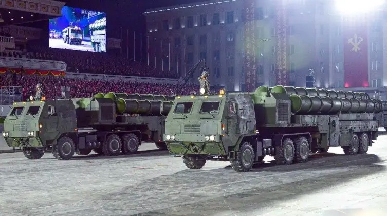 Giống như S-300, radar, trung tâm điều khiển và tên lửa của Pongae-5 được lắp trên các phương tiện di động. Trong khi tất cả các bộ phận khác của hệ thống được sản xuất tại Triều Tiên để đảm bảo chuỗi cung ứng an toàn, Jane's Intelligence đưa tin rằng, có tới 156 bệ phóng di động được mua từ chính Nga. Ảnh: @BBC.