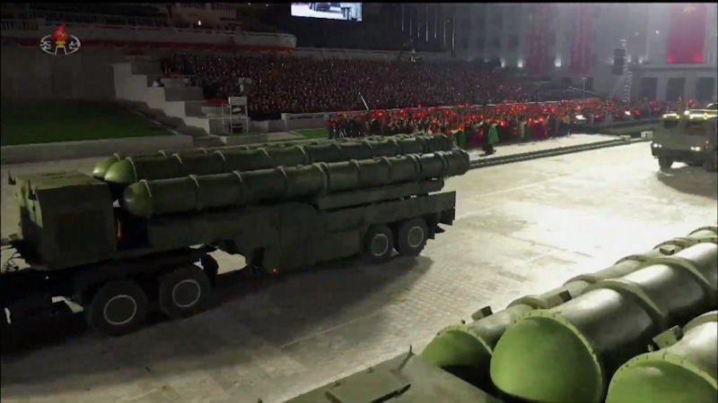 Sau đó, tên lửa đất đối không tầm xa Pongae-6 tiếp tục được công bố vào tháng 10/2020, có phạm vi tác chiến từ 200 đến 250 km, nó được so sánh với hệ thống S-400 của Nga. Có một số nguồn tin cho rằng, hệ thống này đã sử dụng các công nghệ tương tự thông qua các thỏa thuận chuyển giao tiếp theo với Nga. Ảnh: @KCNA.