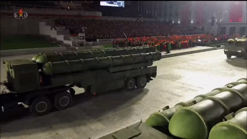 Sau đó, tên lửa đất đối không tầm xa Pongae-6 tiếp tục được công bố vào tháng 10/2020, có phạm vi tác chiến từ 200 đến 250 km, nó được so sánh với hệ thống S-400 của Nga. Có một số nguồn tin cho rằng, hệ thống này đã sử dụng các công nghệ tương tự thông qua các thỏa thuận chuyển giao tiếp theo với Nga. Ảnh: @KCNA.