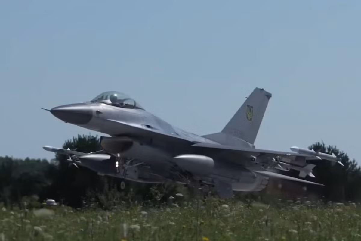 Tất cả là nhờ hệ thống radar và điều khiển hỏa lực tiên tiến của F-16, đặc biệt là radar AN/APG-66 hoặc radar AN/APG-68 bản nâng cấp, cho phép F-16 nhắm mục tiêu chính xác ở phạm vi mở rộng. Ảnh: @militarnyi.