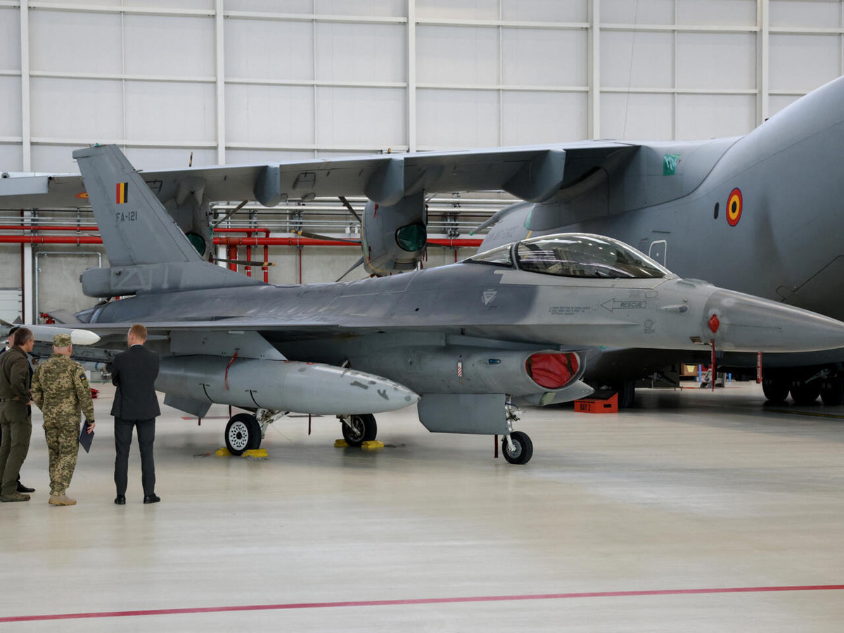 Máy bay F-16, tên chính thức là Fighting Falcon, là máy bay chiến đấu đa năng một động cơ do General Dynamics (nay là Lockheed Martin) thiết kế vào đầu những năm 1970. Ảnh: @France 24.