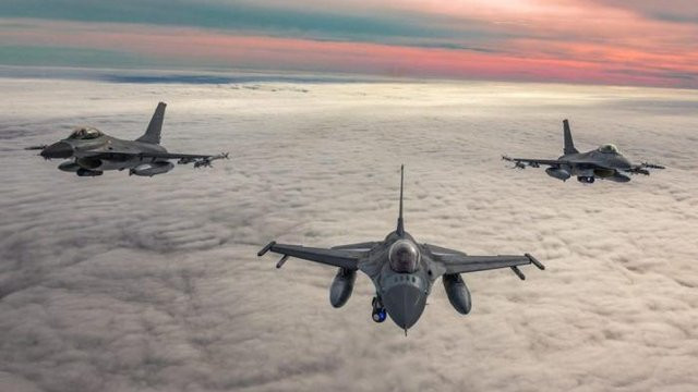 Ngoài phòng không, khả năng tấn công mặt đất của F-16 có những sự biến đổi nhất định. Trong những tuần gần đây, Ukraine đã trang bị cho các máy bay phản lực này bom đường kính nhỏ GBU-39 và bộ dụng cụ JDAM-ER, giúp chuyển đổi bom không dẫn đường thành bom đạn dược dẫn đường bằng GPS với tầm bắn hơn 64 km. Ảnh: @Interfax-Ukraine.