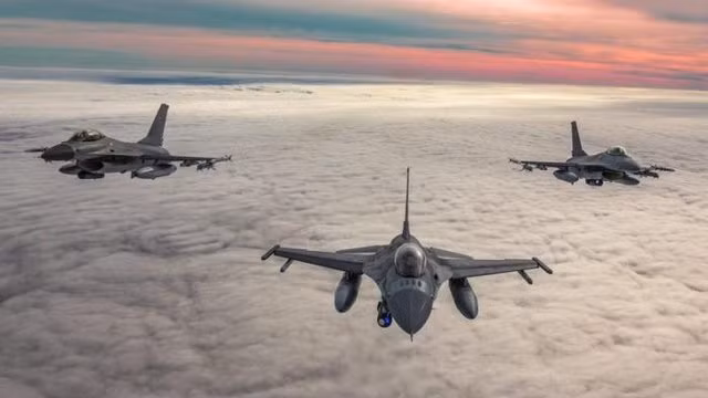 Ngoài phòng không, khả năng tấn công mặt đất của F-16 có những sự biến đổi nhất định. Trong những tuần gần đây, Ukraine đã trang bị cho các máy bay phản lực này bom đường kính nhỏ GBU-39 và bộ dụng cụ JDAM-ER, giúp chuyển đổi bom không dẫn đường thành bom đạn dược dẫn đường bằng GPS với tầm bắn hơn 64 km. Ảnh: @Interfax-Ukraine.