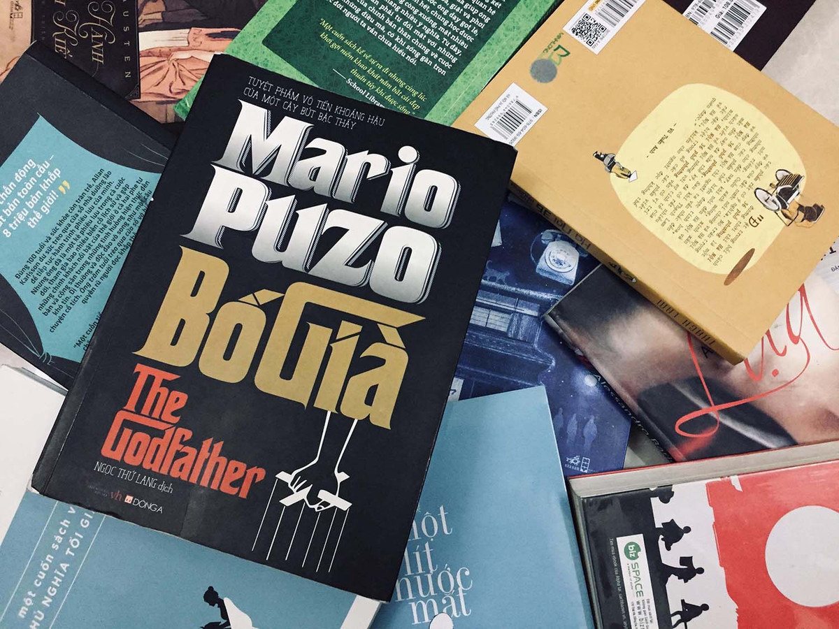  Bố già - The Godfather của nhà văn Mario Puzo là câu chuyện về một gia đình mafia gốc Sicilia tại Mỹ được tạo lập và lãnh đạo bởi một nhân vật được gọi là "Bố già" (Godfather). Nhìn bề ngoài, đây là câu chuyện về thế giới mafia. Nhưng Bố già đã làm lên điều kỳ diệu, tạo ra sức hấp dẫn kỳ lạ cho một cuốn sách viết về xã hội đen.