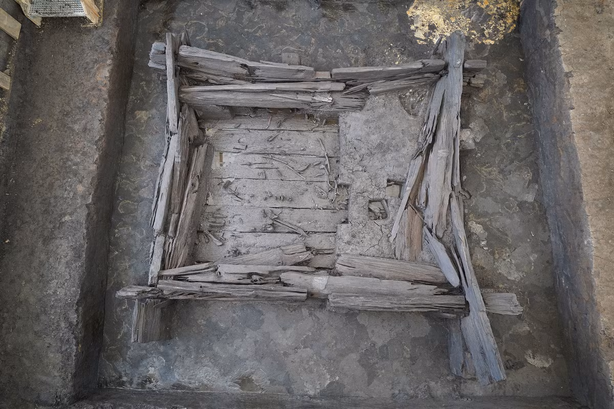 Eli Eskosido, giám đốc Cơ quan Cổ vật Israel chia sẻ: "Việc phát hiện ra ngôi mộ một pháp sư cổ đại ở Motza mở ra một cánh cửa vào thế giới tâm linh của các cộng đồng đã sống cách đây khoảng 9.000 - 10.000 năm. Nó cũng cho thấy, tín ngưỡng văn hóa của nhân loại cổ đại phức tạp và phong phú như thế nào". Ảnh: @Archaeology Magazine. 