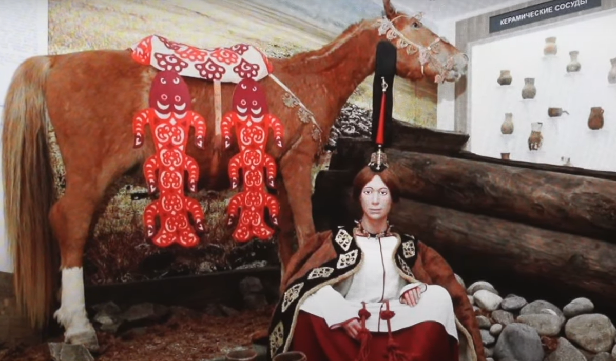 Trải dài trên cánh tay của cô là hình ảnh chi tiết về một con nai lớn, được bao quanh bởi những sinh vật huyền thoại, mang ý nghĩa tâm linh sâu sắc, có thể ám chỉ rằng Ice Maiden là một pháp sư hoặc một nhân vật được tôn kính trong cộng đồng. Ảnh: @Archaeology Magazine.