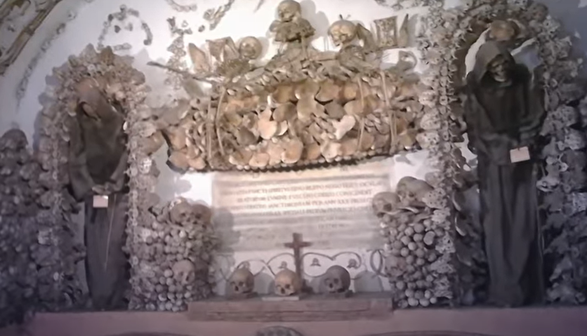 Nhưng đằng sau sự tĩnh lặng của chúng là một bí ẩn ám ảnh các nhà sử học và người dân địa phương. Họ chưa biết những đứa trẻ này là ai, và vì sao chúng được ướp xác chăm sóc kỹ càng đến như vậy? Ảnh: @Andy's Awesome Adventures.