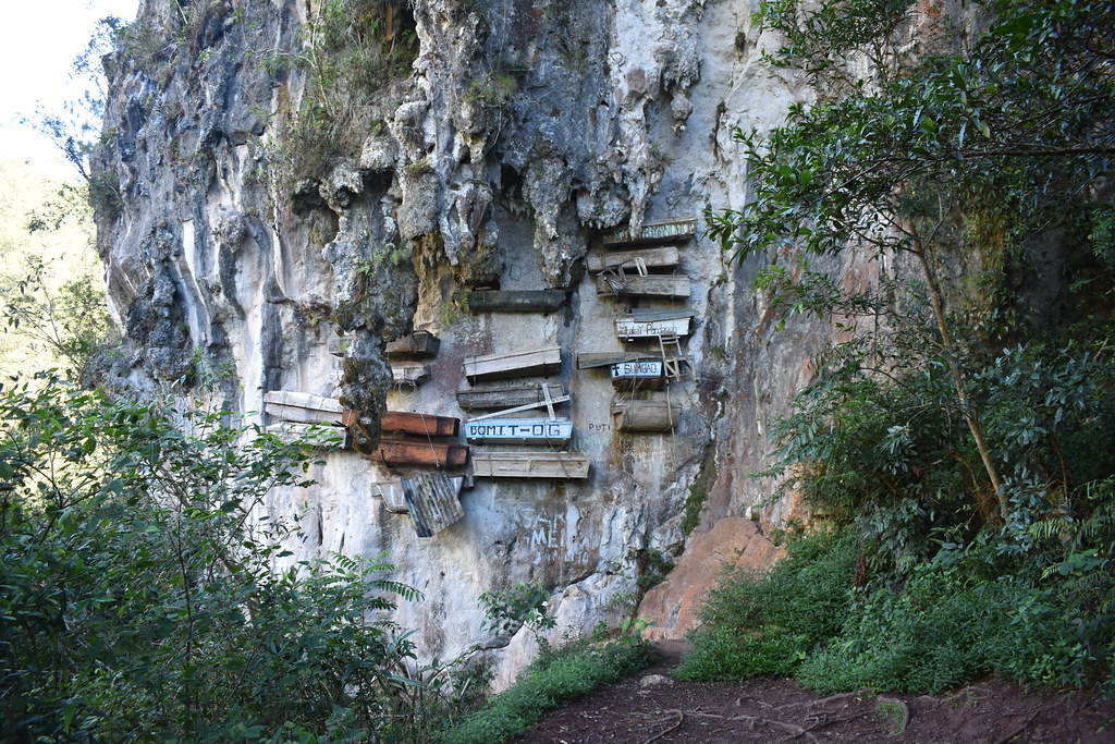 Theo truyền thuyết địa phương, người Toraja ở Indonesia tin rằng, chiếc quan tài mà treo càng cao thì hành trình đến cõi Niết bàn của linh hồn người mất sẽ càng gần hơn. Ảnh: @Atlas Obscura.