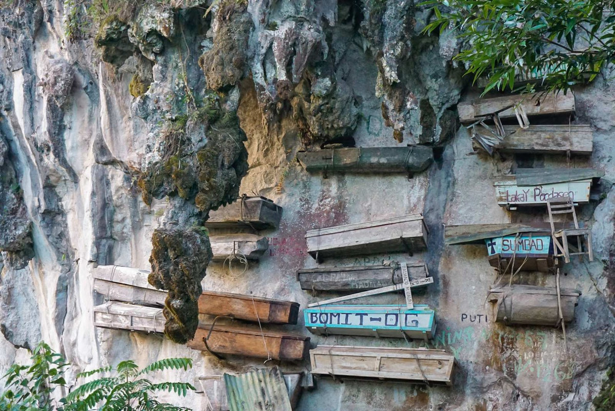 Những chiếc quan tài này thường được làm từ thân cây rỗng ruột và được đặt vào các hang động nhân tạo trên sườn đồi dốc, hoặc treo trên các thanh gỗ nằm ngang được dựng trên sườn núi. Ảnh: @The Queen's Escape.