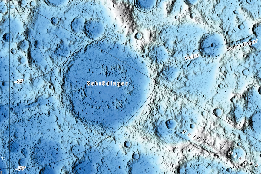  Mặt Trăng cũng có các cấu trúc tương tự như Grand Canyon của Trái Đất, chúng bao gồm 2 hẻm núi lần lượt có tên là Vallis Schrödinger và Vallis Planck. Tuy nhiên, do không có nước dạng lỏng ồ ạt như trên Trái Đất, nên cơ chế hình thành hai cấu trúc này rất khó xác định. Ảnh: @Cục Khảo sát Địa chất Hoa Kỳ.