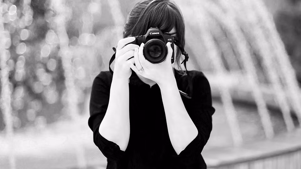  Tránh chụp ảnh một cách tủy tiện: Tháng 7 âm lịch, âm khí rất nặng, nếu chụp ảnh sẽ rất dễ chụp được hình bóng của ma quỷ. Theo dân gian, chụp được hình ảnh của ma quỷ là điềm xấu, cần tuyệt đối tránh. Ảnh: tinhthong.vn. 