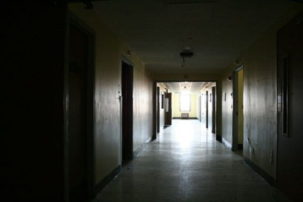  Hạn chế đến bệnh viện: Bệnh viện là nơi khí trường hỗn loạn, đặc biệt là vào tháng 7 âm lịch. Trong tháng cô hồn, nêu không quá cấp thiết thì nên tránh đến nơi đây. Nếu bắt buộc phải vào bệnh viện, thì cần mang theo “vật phẩm hộ thân” đế xua đuổi tà khí. Ảnh: kenh14.vn. (Bài viết chỉ mang tính tham khảo,cung cấp nội dung trắc nghiệm vui cho bạn đọc).