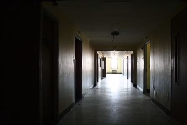  Hạn chế đến bệnh viện: Bệnh viện là nơi khí trường hỗn loạn, đặc biệt là vào tháng 7 âm lịch. Trong tháng cô hồn, nêu không quá cấp thiết thì nên tránh đến nơi đây. Nếu bắt buộc phải vào bệnh viện, thì cần mang theo “vật phẩm hộ thân” đế xua đuổi tà khí. Ảnh: kenh14.vn. (Bài viết chỉ mang tính tham khảo,cung cấp nội dung trắc nghiệm vui cho bạn đọc).