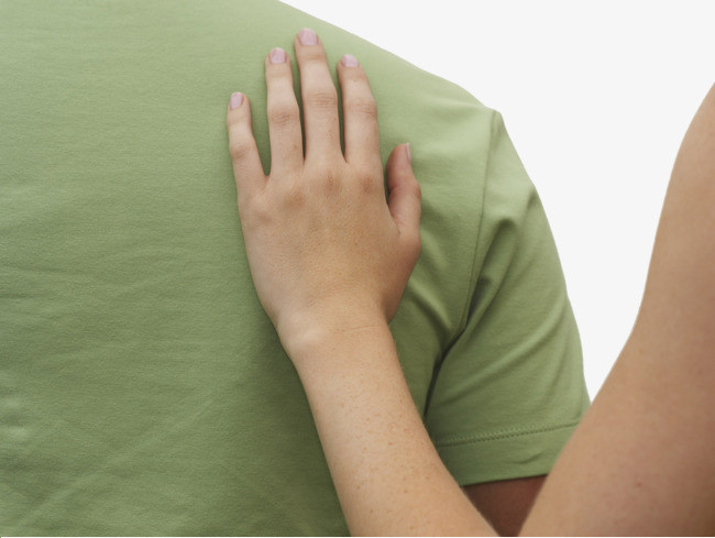  Không nên quay lại khi nghe có tiếng gọi hoặc bị vỗ vai vào lúc tối muộn: Dân gian cho rằng, khi đi trên đường vắng vẻ vào buổi tối muộn nếu nghe thấy tiếng gọi tên hoặc cảm giác như có ai vỗ vào vai, tuyệt đối không được quay đầu lại bởi nếu không sẽ bị ma quỷ bắt vía. Ảnh: baidu.com.