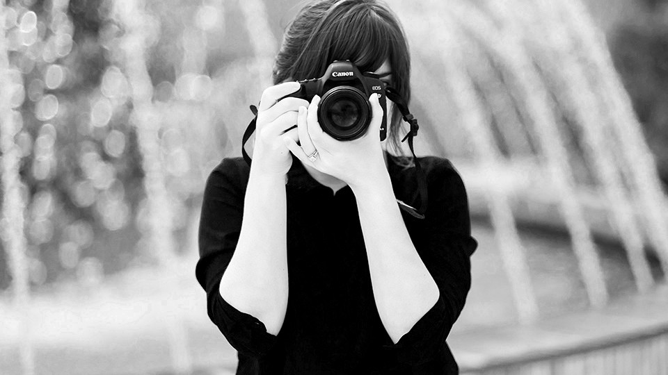  Tránh chụp ảnh một cách tủy tiện: Tháng 7 âm lịch, âm khí rất nặng, nếu chụp ảnh sẽ rất dễ chụp được hình bóng của ma quỷ. Theo dân gian, chụp được hình ảnh của ma quỷ là điềm xấu, cần tuyệt đối tránh. Ảnh: tinhthong.vn. 