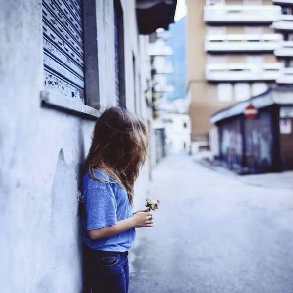  Không đi men theo tường: Trong tháng 7 cô hồn, theo quan niệm dân gian, nếu đi men theo tường rất dễ gặp phải “cô hồn”. Ảnh: ask.fm.