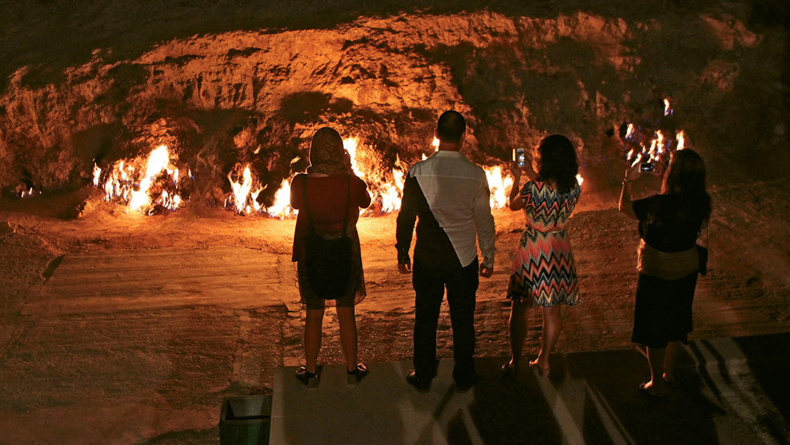 Theo truyền thuyết Hy Lạp, khu vực này được cho là nơi các vị thần Hy Lạp giam cầm thần Hephaestus, sau khi ông truyền cho con người bí mật về lửa. Ảnh: @AzerNews.