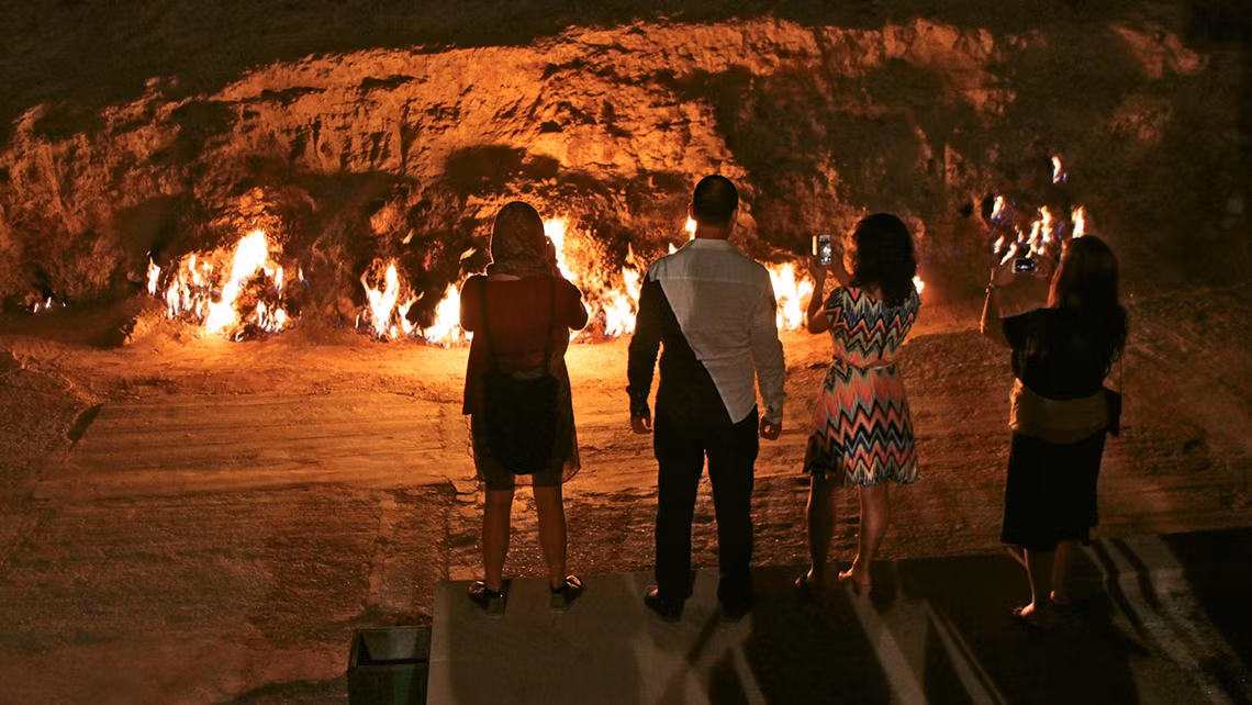 Theo truyền thuyết Hy Lạp, khu vực này được cho là nơi các vị thần Hy Lạp giam cầm thần Hephaestus, sau khi ông truyền cho con người bí mật về lửa. Ảnh: @AzerNews.