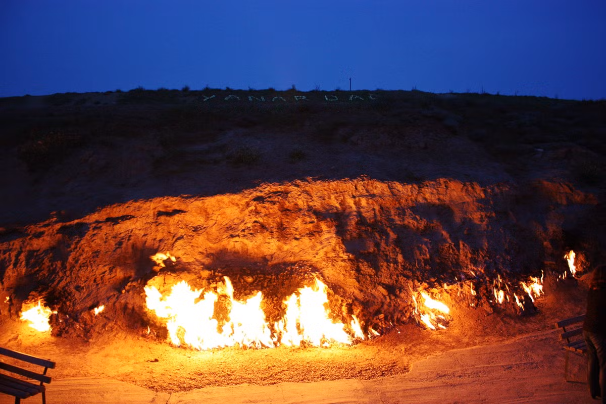 Yanar Dağ ở Azerbaijan là một trong những ngọn lửa vĩnh cửu tự nhiên ấn tượng nhất thế giới. Nằm ở dãy núi Lesser Caucasus, đất nước này thường được người dân địa phương gọi là "Vùng đất của lửa", một phần là do sự tồn tại của hiện tượng tự nhiên đáng kinh ngạc này. Ảnh: @Wikipedia.