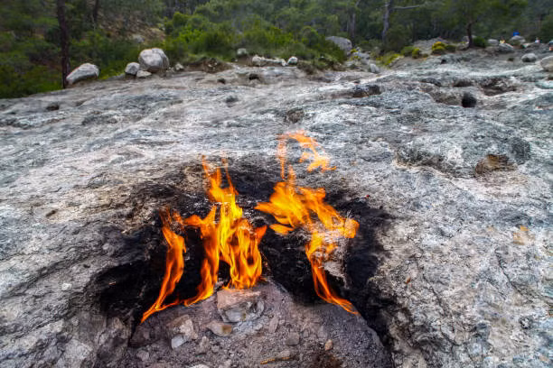 Người ta nói rằng, các đám cháy ở đây đã cháy trong hơn hai thiên niên kỷ rưỡi. Theo du khách, nơi này trông giống như địa ngục Trái đất nếu nhìn vào ban đêm. Ảnh: @istock.
