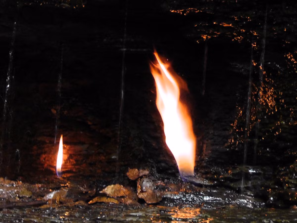 Bên trong hang động, có thể nhìn thấy một ngọn lửa nhỏ hầu như vẫn tỏ mọi ngày trong năm, thậm chí nó còn được nhìn thấy bùng cháy vào mùa đông dù thác nước đã đóng băng. Ảnh: @Getty.