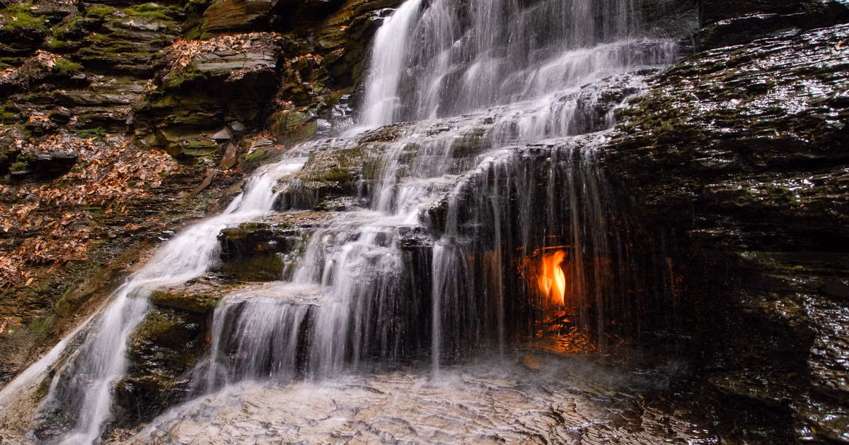 Tuy nhiên, các nhà khoa học tin rằng, một số quá trình địa chất chưa được biết đã liên tục giải phóng khí đốt tự nhiên, có nguồn từ một lớp đá phiến sét sâu 400 mét dưới lòng đất tại khu vực thác nước. Ảnh: @Thrillist.