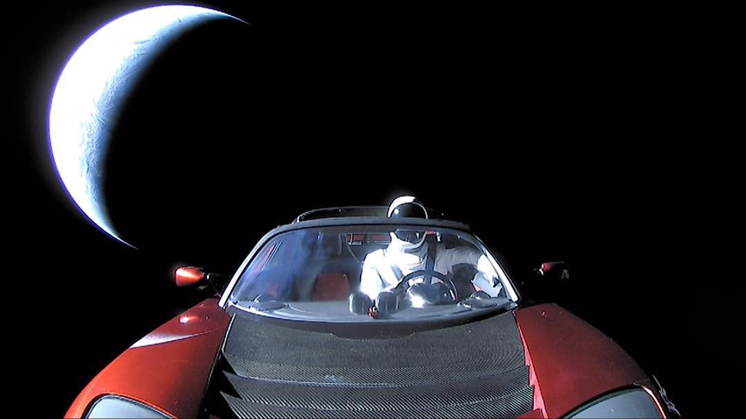 Ngồi trên ghế lái là 'Starman', một ma-nơ-canh mặc bộ đồ phi hành gia SpaceX. Chiếc Tesla Roadster và Starman hiện đang bay quanh giữa vùng quỹ đạo Trái đất và Sao Hỏa. Ảnh: @teslarati.