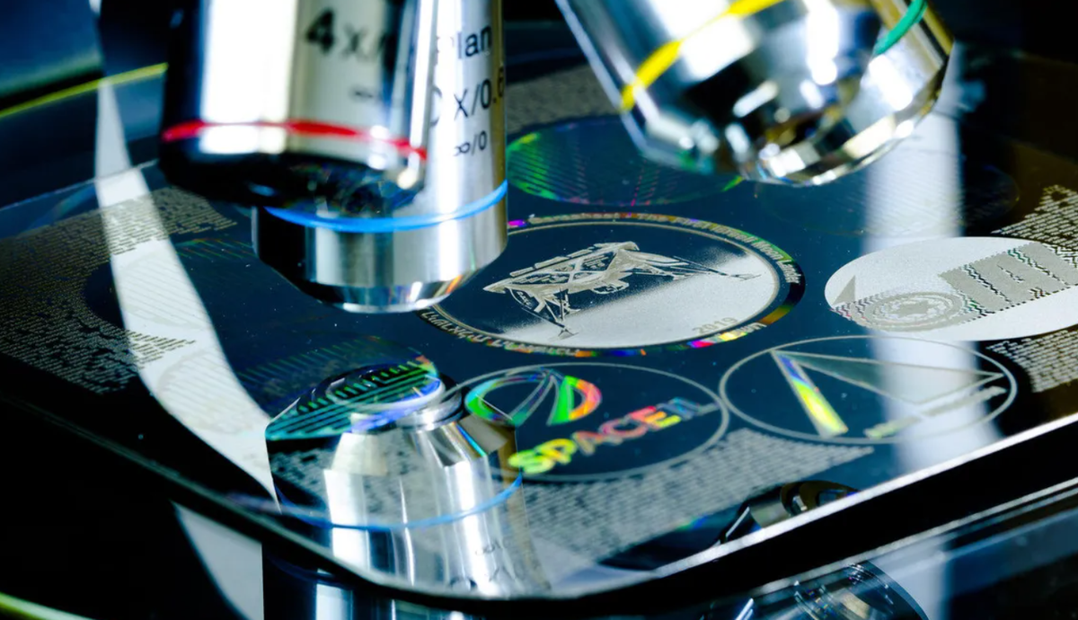 Nó được thiết kế như một bản sao lưu cho nhân loại, có thể dạy cho bất kỳ nền văn minh tương lai nào về những sai lầm trong quá khứ của nhân loại, nếu chúng ta tuyệt chủng. Thật không may, Beresheet đã đâm vào Mặt Trăng, phá hủy kho lưu trữ. Ảnh: @Bruce Ha. 