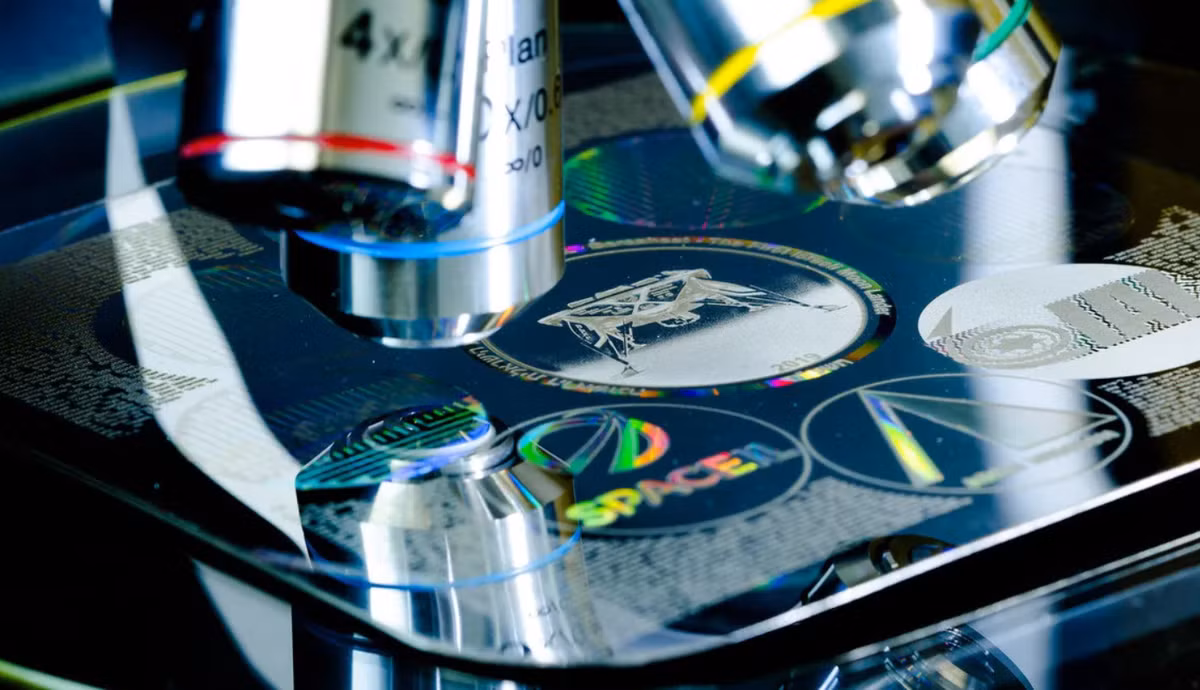 Nó được thiết kế như một bản sao lưu cho nhân loại, có thể dạy cho bất kỳ nền văn minh tương lai nào về những sai lầm trong quá khứ của nhân loại, nếu chúng ta tuyệt chủng. Thật không may, Beresheet đã đâm vào Mặt Trăng, phá hủy kho lưu trữ. Ảnh: @Bruce Ha. 