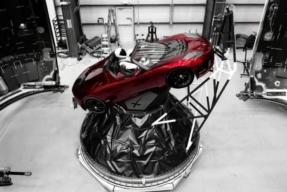 Đó là một chiếc Tesla Roadster màu đỏ anh đào trước đây thuộc sở hữu của Elon Musk. Ảnh: @Instagram/elonmusk.