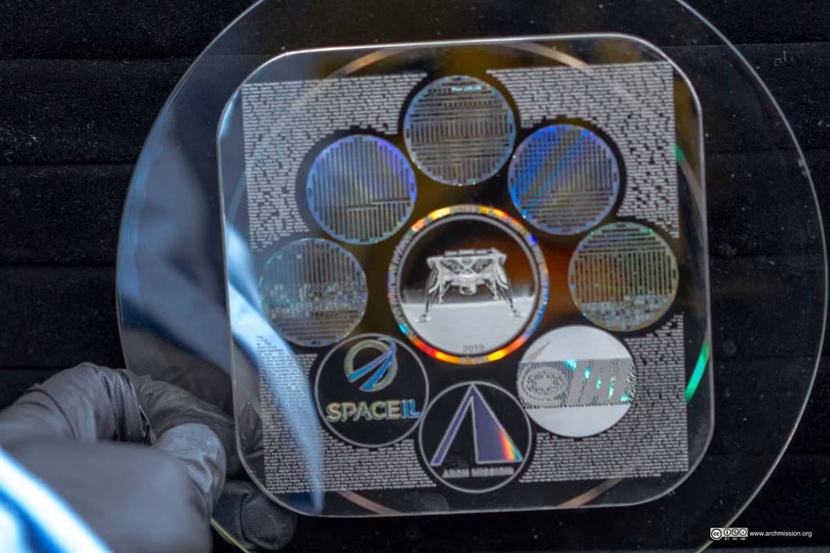 Trên tàu vũ trụ là 'Thư viện Mặt trăng', một kho lưu trữ 30 triệu trang về lịch sử và nền văn minh của loài người được chứa trong một thiết bị công nghệ nano 100g có kích thước bằng một đĩa DVD. Ảnh: @Bruce Ha.