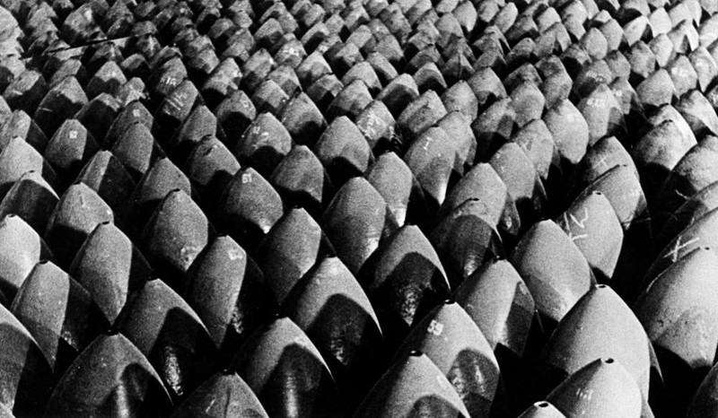 Những quả bom trong một nhà máy sản xuất vũ khí năm 1940.