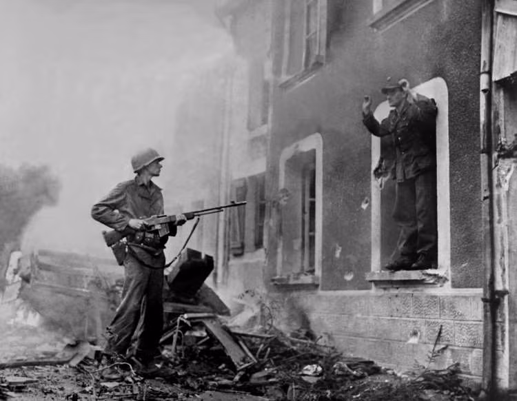 Một sĩ quan Đức bị lính Mỹ bắt vào tháng 9/1944.