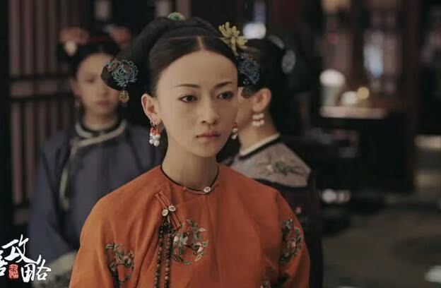 Tháng 3 năm Càn Long thứ 13, Hiếu Hiền Hoàng hậu qua đời. Sau đó, Ngụy Thị được phong thành Lệnh Phi, bắt đầu bước vào tầng lớp phi tần trên trong hậu cung. Ba năm sau đó, Càn Long lần đầu tiên cho Lệnh Phi được nhập kỳ, gia tộc Ngụy thi cũng chuyển từ Nội vụ phủ chính hoàng ký bao y quản lĩnh sang Nội vụ phủ chính hoàng kỳ bao y tá lĩnh. Ảnh: Hình tượng Lệnh phi được xây dựng trên phim ảnh, nguồn: baidu.com. 