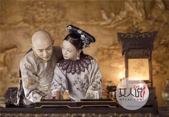 Dù nhà họ Ngụy đã từng phạm tội, nhưng vẫn có người làm quan trong Nội vụ phủ. Cha của Lệnh phi Ngụy Thị cũng là một quản lĩnh trong Nội vụ phủ. Ảnh: Nhân vật Càn Long Đế và Lệnh phi được xây dựng trên phim ảnh, nguồn: baidu.com. 