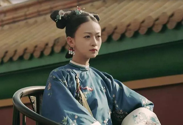 Tổ tiên của Lệnh phi Ngụy Thị là Ngụy Quốc Hiền, từng là Lệ chú cảnh trọng lang minh bộ thời nhà Minh. Thời kỳ cuối Minh đầu Thanh, Lệ trọng minh đầu hành triều đình Mãn Thanh, Ngụy Quốc Hiền trở thành một trong những thống lĩnh của Hán quân kỳ. Sau này do nhà họ Ngụy phạm tội nên bị trừng phạt chịu sự quản lý của Nội vụ phủ bao y. Ảnh: Tạo hình Lệnh phi trên phim, nguồn: baidu.com.