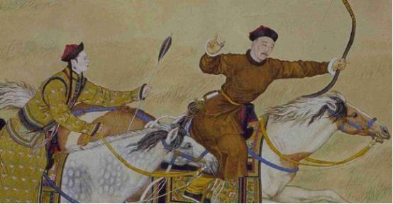 Khang Hi Đế có rất nhiều con cháu, hơn nữa công việc triều chính cũng rất bận rộn, trong hơn 100 người cháu, Hoàng tôn được ông yêu quý nhất chính là con trai của thái tử Dận Nhưng- Hoằng Triết. Hoàng tử trưởng của Khang Hi Đế là Dận Đề, sớm kết hôn nhưng bốn đứa con đầu lại là con gái. Hai người con đầu của Hoàng thứ tử Dận Nhưng đều là con trai, trong đó Hoằng Triết rất được Khang Hi ưu ái bởi bẩm sinh đã thông minh, rất có khí chất cương nghị của người Mãn Châu. Ảnh: baidu.com. 