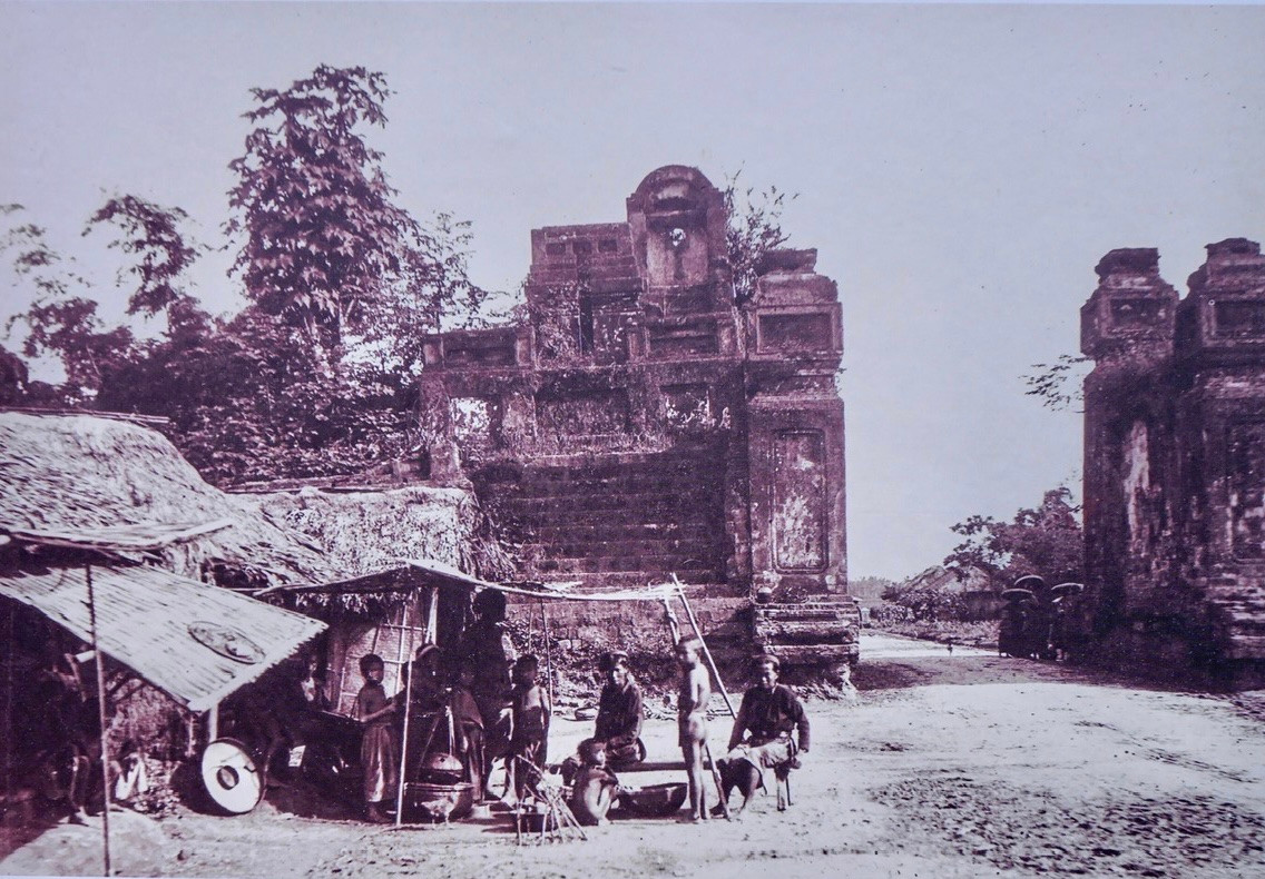 Cửa Ô Cầu Dền cuối thế kỷ XIX. Hiện nay là khu vực ngã tư phố Bạch Mai – Đại Cồ Việt – Phố Huế.