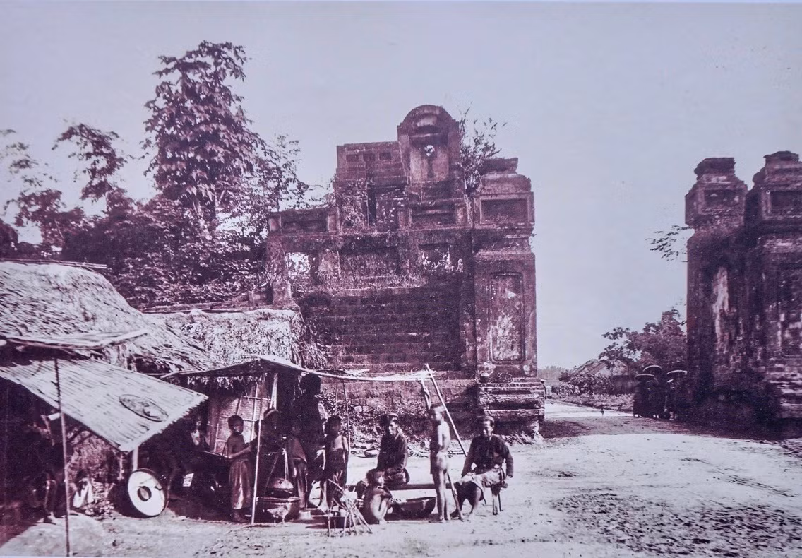 Cửa Ô Cầu Dền cuối thế kỷ XIX. Hiện nay là khu vực ngã tư phố Bạch Mai – Đại Cồ Việt – Phố Huế.