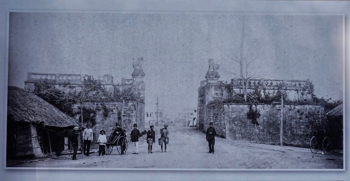 Ô Cựu Lâu (Tây Luông) năm 1873, trong cuốn Hà Nội giai đoạn 1873-1888 của André Masson. Nay ở vị trí quảng trường trước cửa Nhà hát lớn.