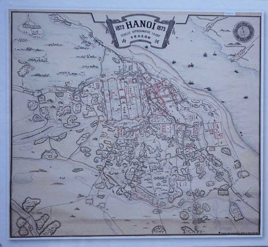 Bản đồ thể hiện rất rõ về tỉnh thành Hà Nội trước khi có sự can thiệp của người Pháp. Bao quanh thành phố là một vòng lũy với những Cửa ô được trổ ra làm nơi giao lưu giữa nội thành và ngoại thành.