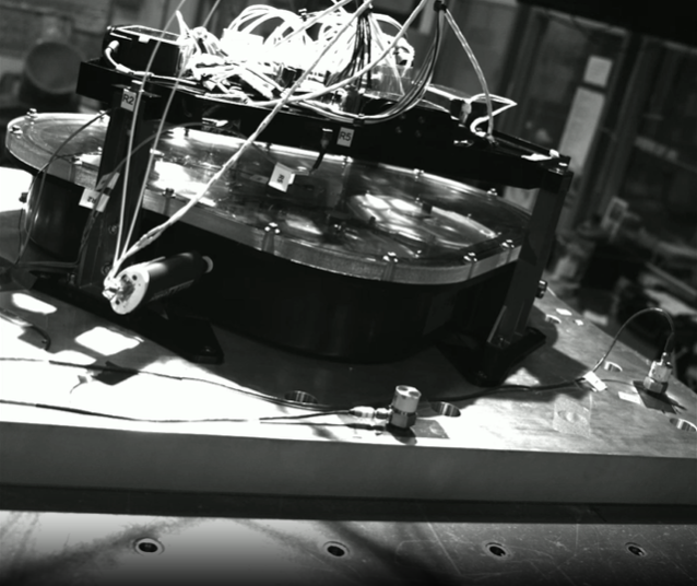 IPEx di chuyển bằng bánh xe, có hệ thống kiểm soát nhiệt để duy trì nhiệt độ hoạt động an toàn, cùng hệ thống đào lớp Regolith vô các thùng phuy, có các cánh tay để thu thập, vận chuyển vật liệu. Ảnh: @NASAKennedy.