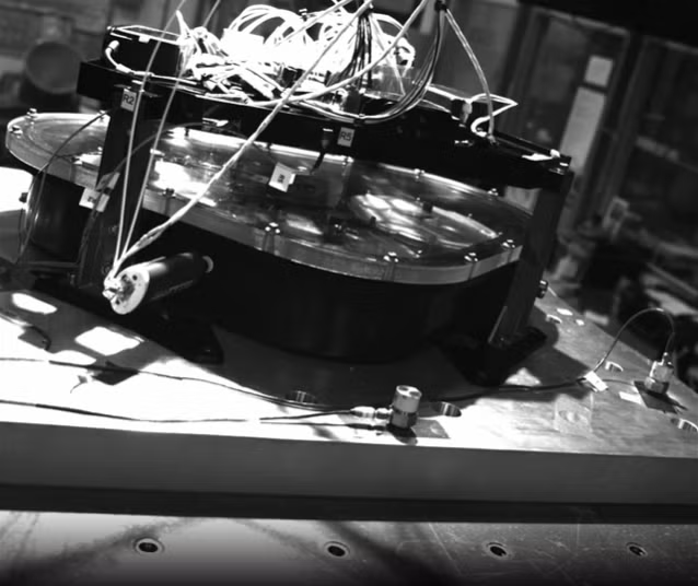 IPEx di chuyển bằng bánh xe, có hệ thống kiểm soát nhiệt để duy trì nhiệt độ hoạt động an toàn, cùng hệ thống đào lớp Regolith vô các thùng phuy, có các cánh tay để thu thập, vận chuyển vật liệu. Ảnh: @NASAKennedy.