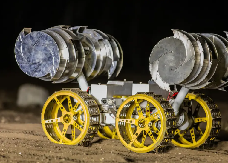 Hệ thống Robot này sẽ hỗ trợ việc đào bới trên Mặt Trăng, giúp con người khai thác các nguồn tài nguyên quan trọng. Ảnh: @NASAKennedy.