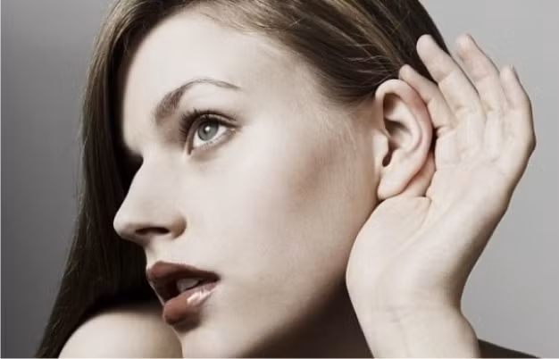 Dái tai vừa dài vừa dày, hếch lên hướng về phía miệng: Theo tướng số học, người có nét tướng này là người đại phú đại quý, càng về già hậu vận càng tốt đẹp. Ảnh: sina.com.cn.