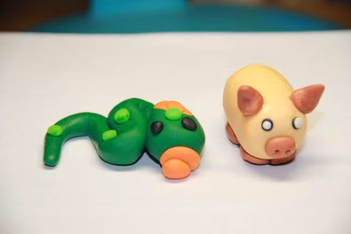  Tuổi Tỵ và tuổi Hợi: Hai con giáp này nếu kết đôi thành một cặp thường sẽ làm tổn thương đối phương và hay nghi ngờ lẫn nhau. Người tuổi Hợi không thích sự lạnh lùng của người tuổi Tỵ, còn người tuổi Tỵ lại khó có thể hiểu được những nỗi lòng của người tuổi Hợi, chính vì thế mà ảnh hưởng đến sự nghiệp và sức khỏe của đôi bên.